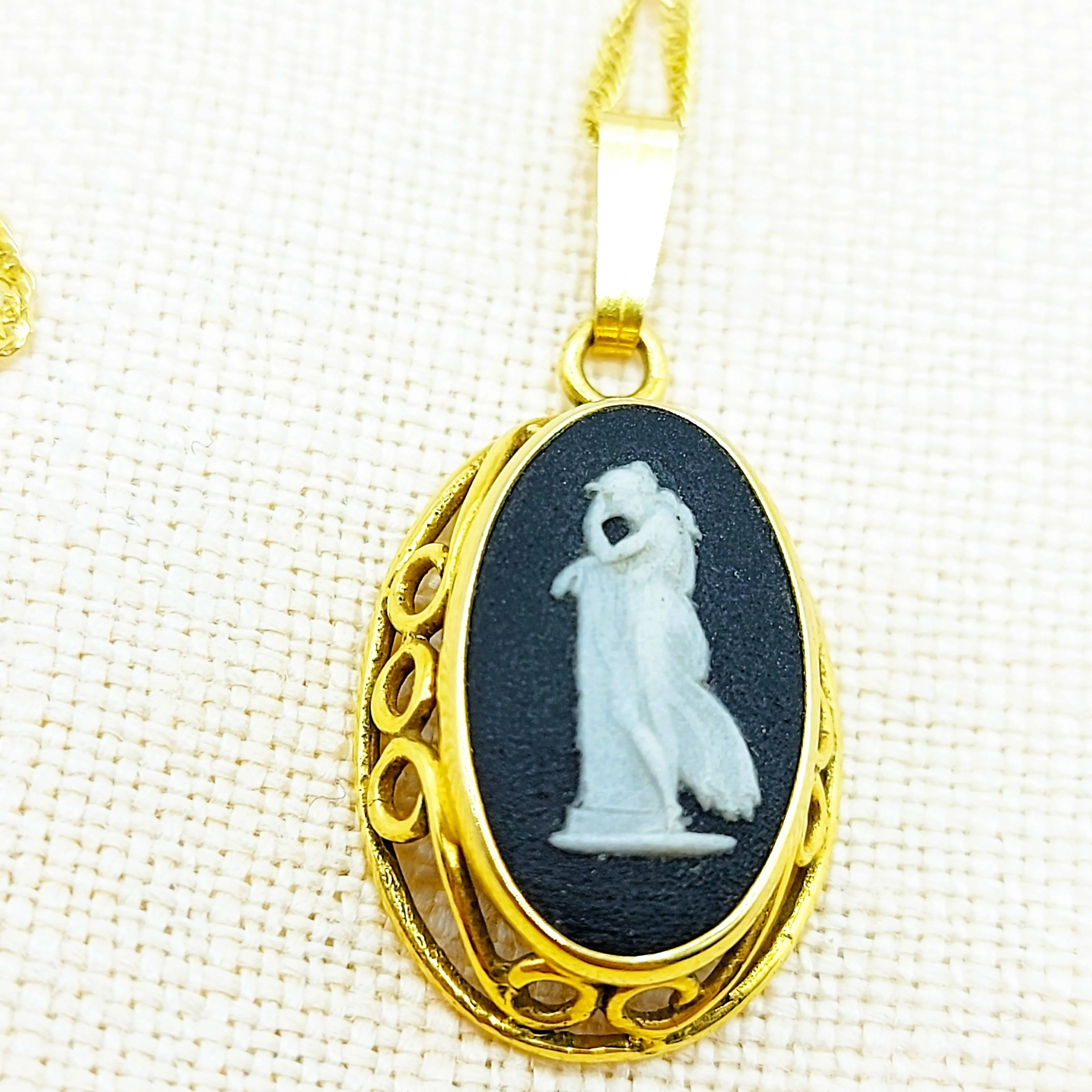 9ct Gold Wedgwood Cameo & Chain